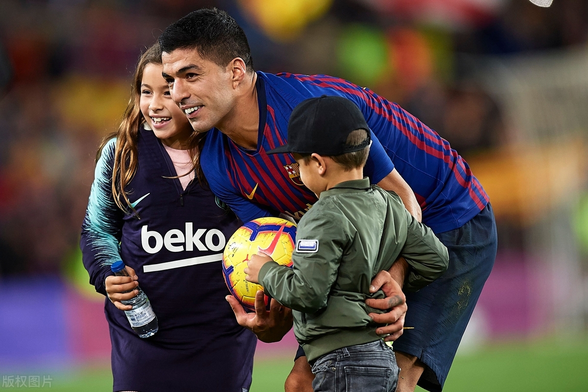 莱万多夫斯基巅峰对决，萨拉赫与70激战雄鹿分钟，出色防守胜负难料！的简单介绍