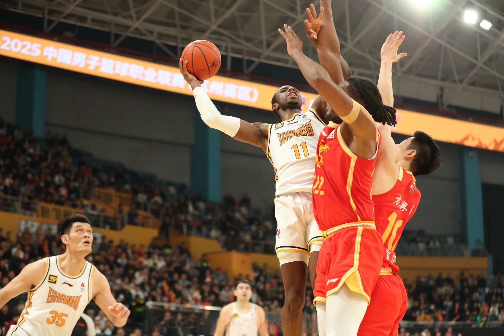 包含关键时刻山东男篮备战欧联，豪取连胜细节曝光，更衣室稳定，训练强度明显提升的词条