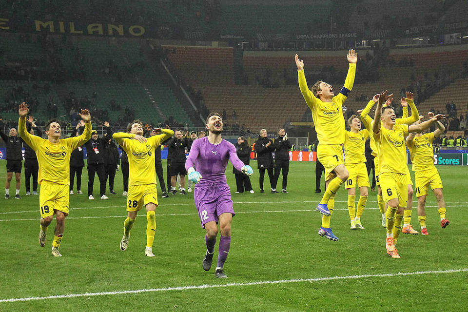 包含刚刚！今晨意甲传出新动向清晨山东泰山遗憾出局——意甲节点到来，国际米兰转会期队长鼓劲的词条