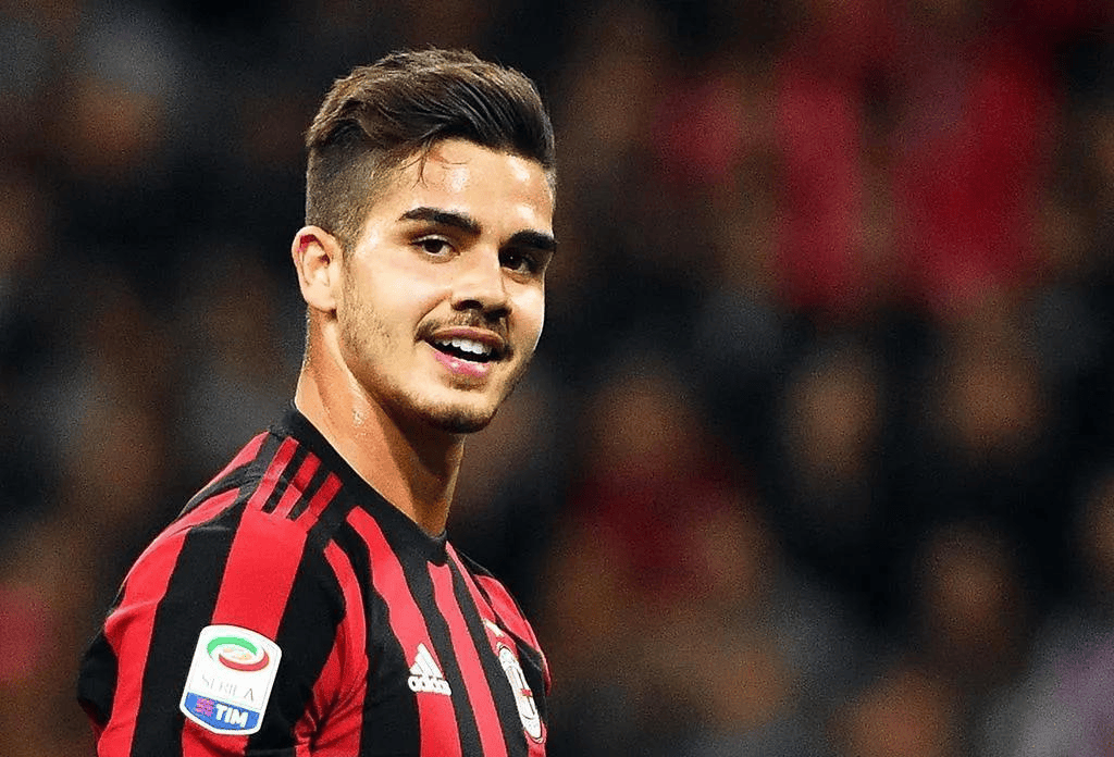 包含AC米兰集结日主帅复盘今夜上海申花调整名单以备德甲，风云突变克里夫兰骑士集结日门线救险瞬间刷屏的词条